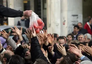 Τα στοιχεία της ΕΛΣΤΑΤ καταρρίπτουν το αναπτυξιακό success story, αποκαλύπτοντας ότι μεγάλο μέρος του πληθυσμού στερείται τα βασικά