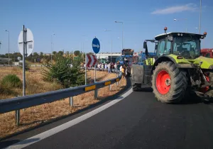 Κιλκίς: Αγρότες απέκλεισαν είσοδο και έξοδο προς Β. Μακεδονία στο τελωνείο των Ευζώνων