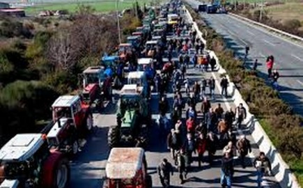 Ο μεγάλος φόβος για την κυβέρνηση είναι ότι τα μπλόκα μπορεί να αποτελέσουν αφετηρία ενός ευρύτερου κύματος κοινωνικών αντιδράσεων, με φόντο την ακρίβεια