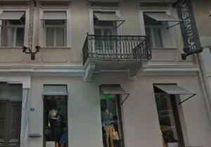 Στο σφυρί το νεοκλασικό του Λάκη Γαβαλά