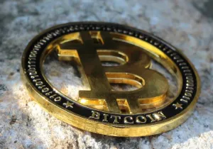 Το Bitcoin υποχωρεί: Πίεση από «φάλαινες» και shutdown στις ΗΠΑ - Τί βλέπουν οι αναλυτές