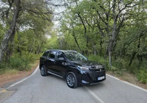 Δοκιμή DFSK E5 DE-i PHEV: Ένα plug-in που… «καίει» το άγχος αυτονομίας