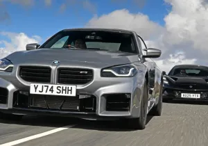 BMW M2 vs Lotus Emira: Ποιο σπορ κουπέ κερδίζει τη μάχη;